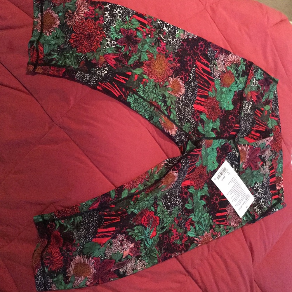 Lululemon NWT Wunder Under HR 1/2 tight.  Size 12.